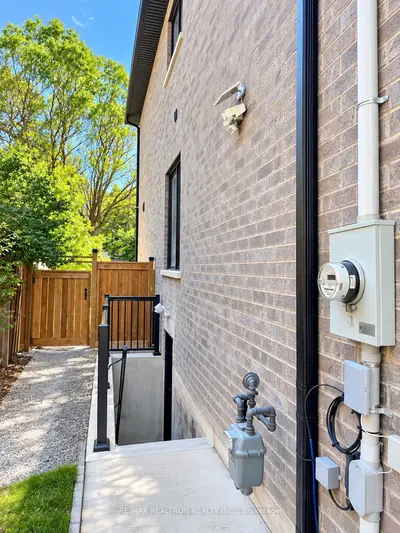 59 Cumber Avenue Lower Unit, Toronto, On M1e 1t2