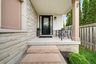 10 Dodds Square, Clarington, On L1c 5n1