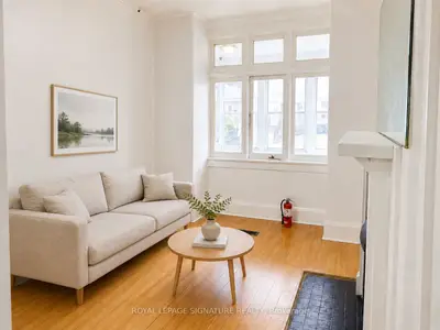 916 Woodbine Avenue, Toronto, On M4c 4b7