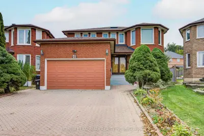 48 Purcell Square, Toronto, On M1v 3y3