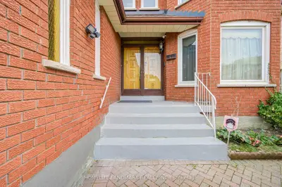 48 Purcell Square, Toronto, On M1v 3y3