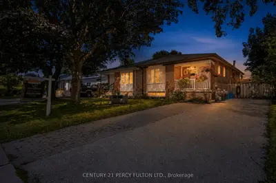 719 Balaton Avenue, Pickering, On L1w 1w3