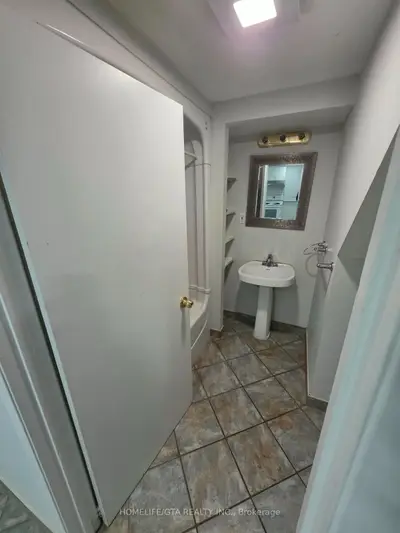 214 Ravenscroft Road Basement, Ajax, On L1t 2t4