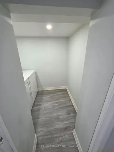 214 Ravenscroft Road Basement, Ajax, On L1t 2t4