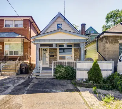 19 Robinson Avenue, Toronto, On M1l 3s8