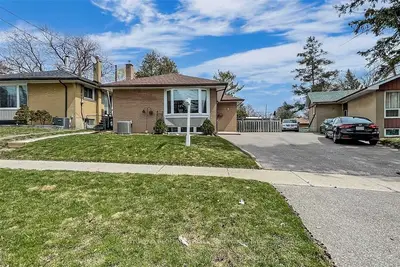 5 Mid Pines Road, Toronto, On M1g 2l5