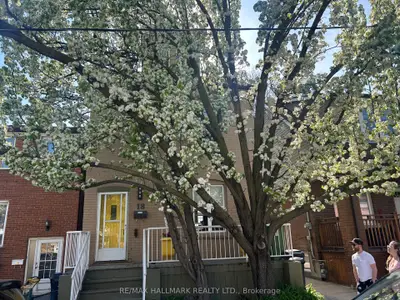 18 Pape Avenue Upper, Toronto, On M4m 2v6