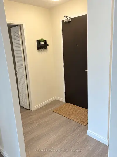 2 Glamorgan Avenue 715, Toronto, On M1p 2m8