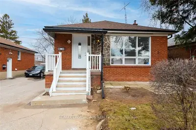 6 Larkhall Avenue, Toronto, On M1j 1v1