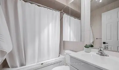 41 Aldwych Avenue Lower, Toronto, On M4j 1x4