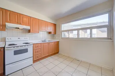 110 Purpledusk Trail, Toronto, On M1e 4e1