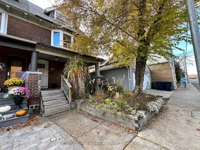 256 Woodbine Avenue lower, Toronto E02, ON M4L 3P2