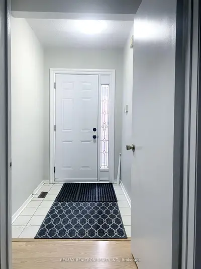208 Roxanne Crescent Lower, Toronto, On M1v 4g3
