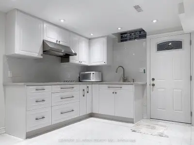 40 Alanbull Square Lower, Toronto, On M1v 4m1