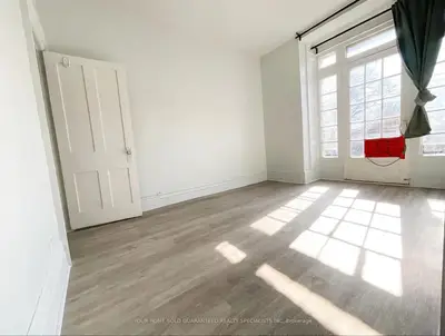 243 Woodfield Road 2nd Floor, Toronto, On M4l 2w8