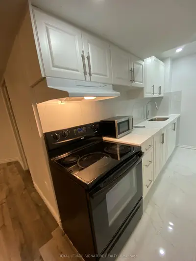 123 Mildenhall Place Lower Level, Whitby, On L1m 0e4