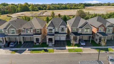 3302 Marchington Square, Pickering, On L1x 0n1