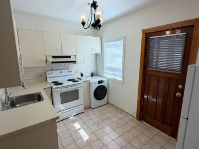 455 B Danforth Avenue 2nd Flr, Toronto, On M4k 1p1
