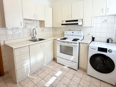 455 B Danforth Avenue 2nd Flr, Toronto, On M4k 1p1