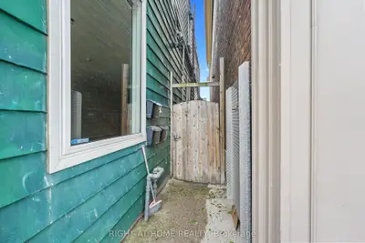 2207 Queen Street E 2, Toronto, On M4e 1e8