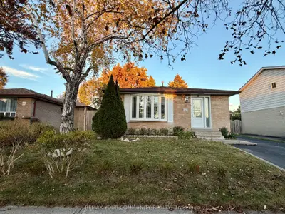 15 Hutcherson Square, Toronto, On M1b 1c5