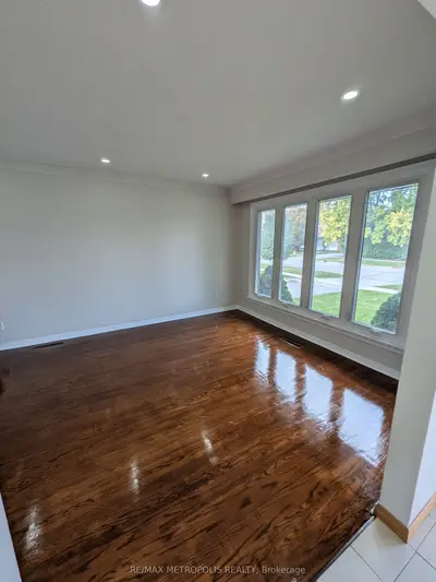 43 Lewiston Road Main, Toronto, On M1p 1x8