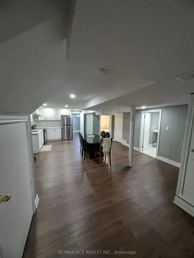 10 May Apple Terrace, Toronto, On M1e 5j8