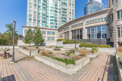 18 Lee Centre Drive 903, Toronto, On M1h 3h5