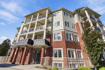 84 Aspen Springs Drive 420, Clarington, On L1c 0v3