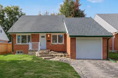 18 Robertsfield Crescent, Toronto, On M1r 2x2