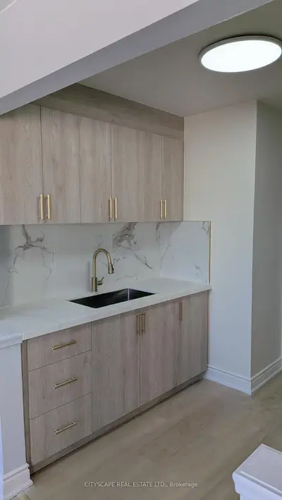 286 Saguenay Avenue 9, Oshawa, On L1j 2m8
