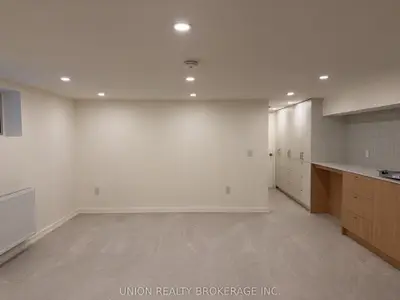 53 Wineva Avenue Lower, Toronto, On M4e 2t1