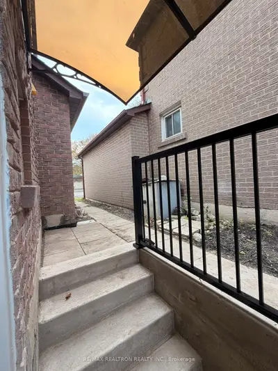 105 Chatfield Drive, Ajax, On L1t 2j2