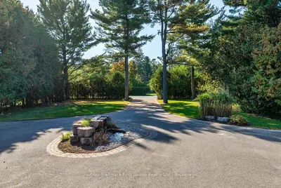 15 Shepherd Road, Whitby, On L1m 1g8