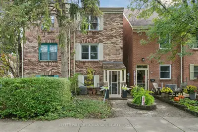 33 Sandstone Lane, Toronto, On M4j 4z8