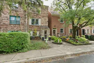 33 Sandstone Lane, Toronto, On M4j 4z8