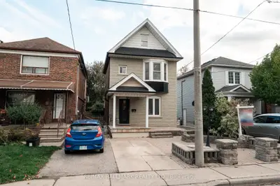 9 Savoy Avenue, Toronto, On M4c 2x4
