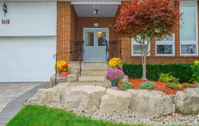 68 Ellenhall Square, Toronto, On M1w 3b2