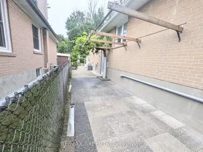 42 Mossbank Drive Lower, Toronto, On M1g 2c3