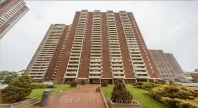 1 Massey Square 2819, Toronto, On M4c 5l4