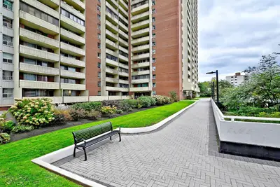 5 Massey Square 2602, Toronto, On M4c 5l6