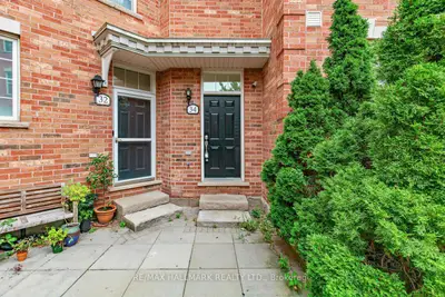 34 Fairhead Mews, Toronto, On M4e 3y4