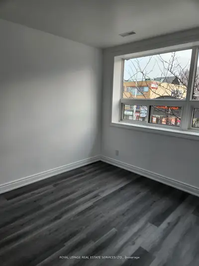 2820 Danforth Avenue 201, Toronto, On M4c 1m1