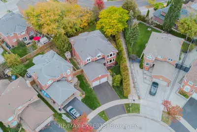 231 Mossbrook Square, Pickering, On L1v 6p8