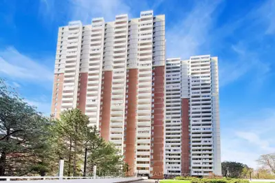 1 Massey Square 408, Toronto, On M4c 5l4