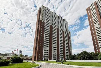 1 Massey Square 1710, Toronto, On M4c 5l4