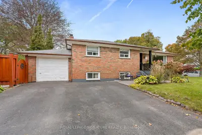 4 Moss Street, Toronto, On M1e 2b6