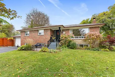 4 Moss Street, Toronto, On M1e 2b6