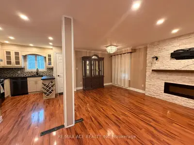 48 Ronway Crescent Main, Toronto, On M1j 2s2