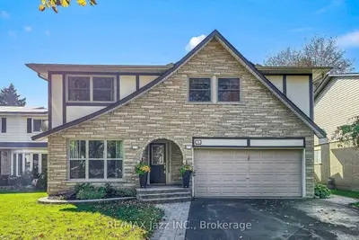 10 Trinity Crescent, Whitby, On L1n 6l2